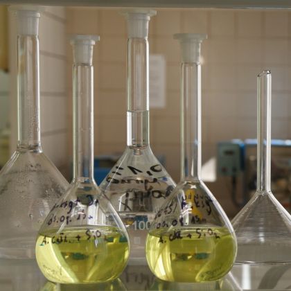 żółte menzurki w laboratorium